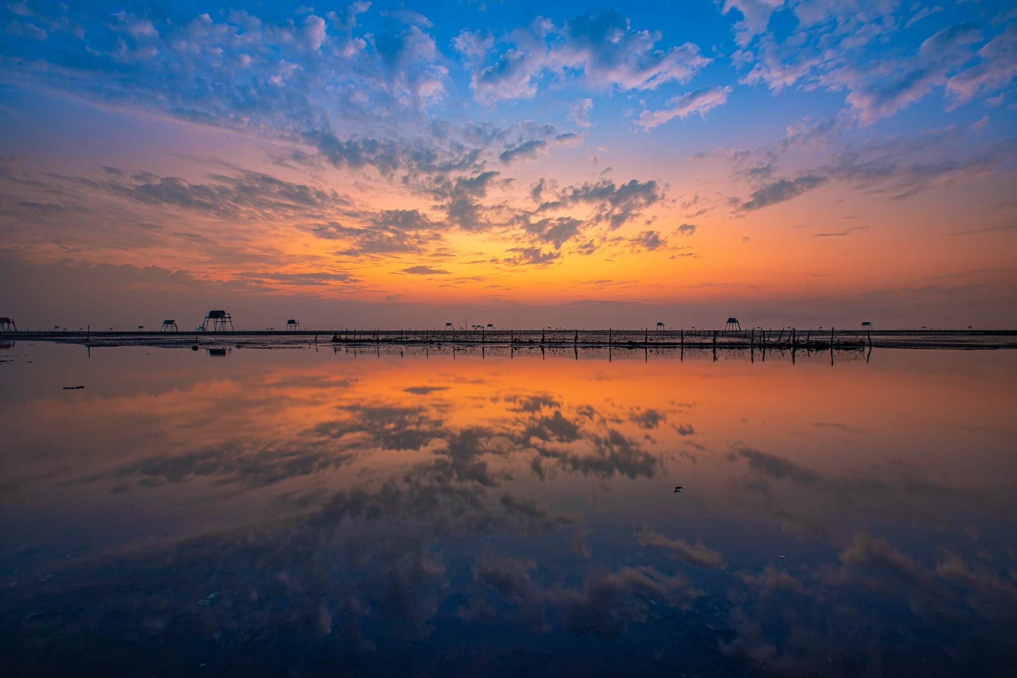 At sunrise, Dong Chau’s sea glows with radiant shades of red and orange, painting a dreamy, breathtaking natural canvas